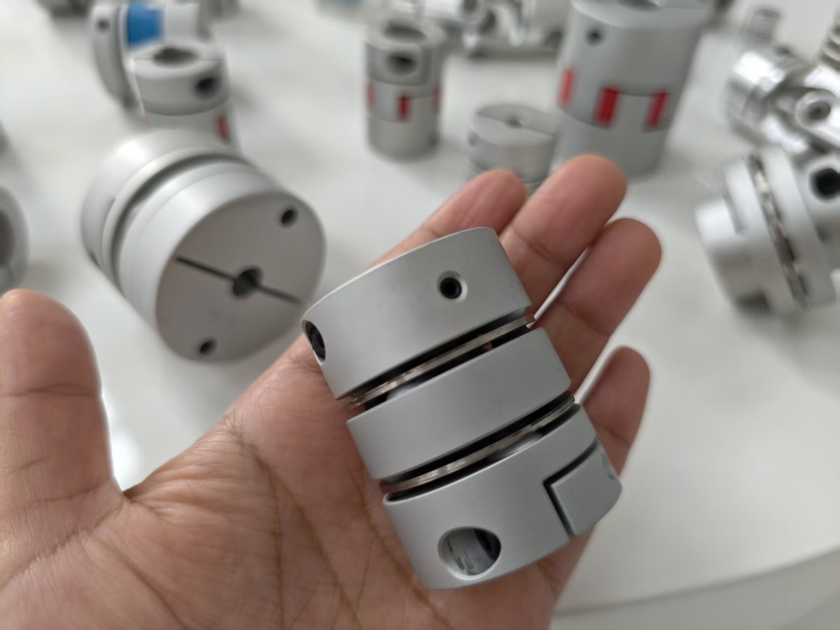 Le type de pince de couplage en alliage d'aluminium à disque à membrane durable RSK-CPL compense les écarts angulaires et axiaux