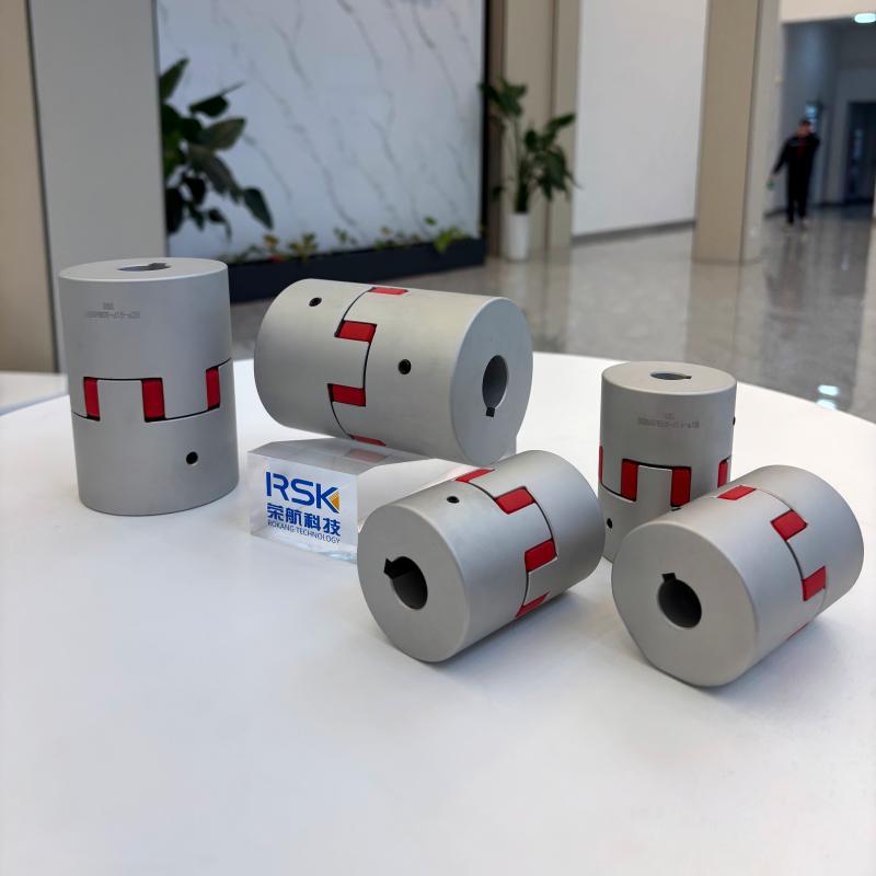 Accouplement d'arbre à mâchoire en alliage d'aluminium, Type de jeu de vis d'insertion d'araignée en PU avec rainure de clavette personnalisée pour les Robots
