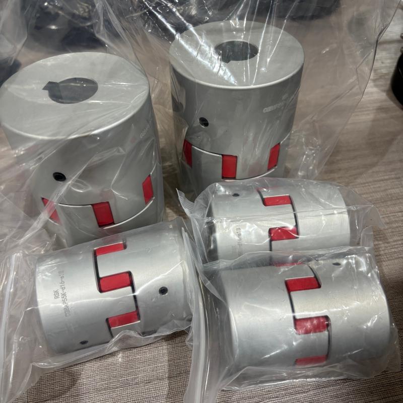 Accouplement d'arbre à mâchoire en alliage d'aluminium, Type de jeu de vis d'insertion d'araignée en PU avec rainure de clavette personnalisée pour les Robots